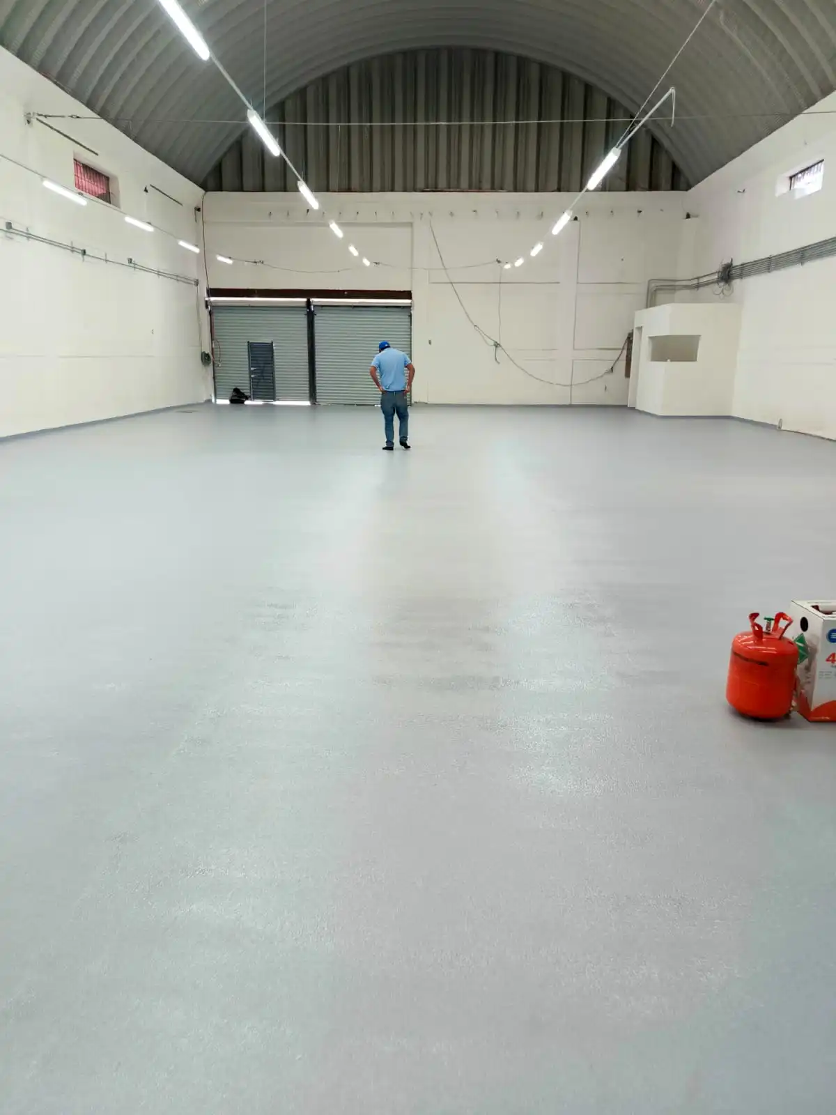 Piso tipo cáscara de naranja con resina epóxica para industrias en Pachuca