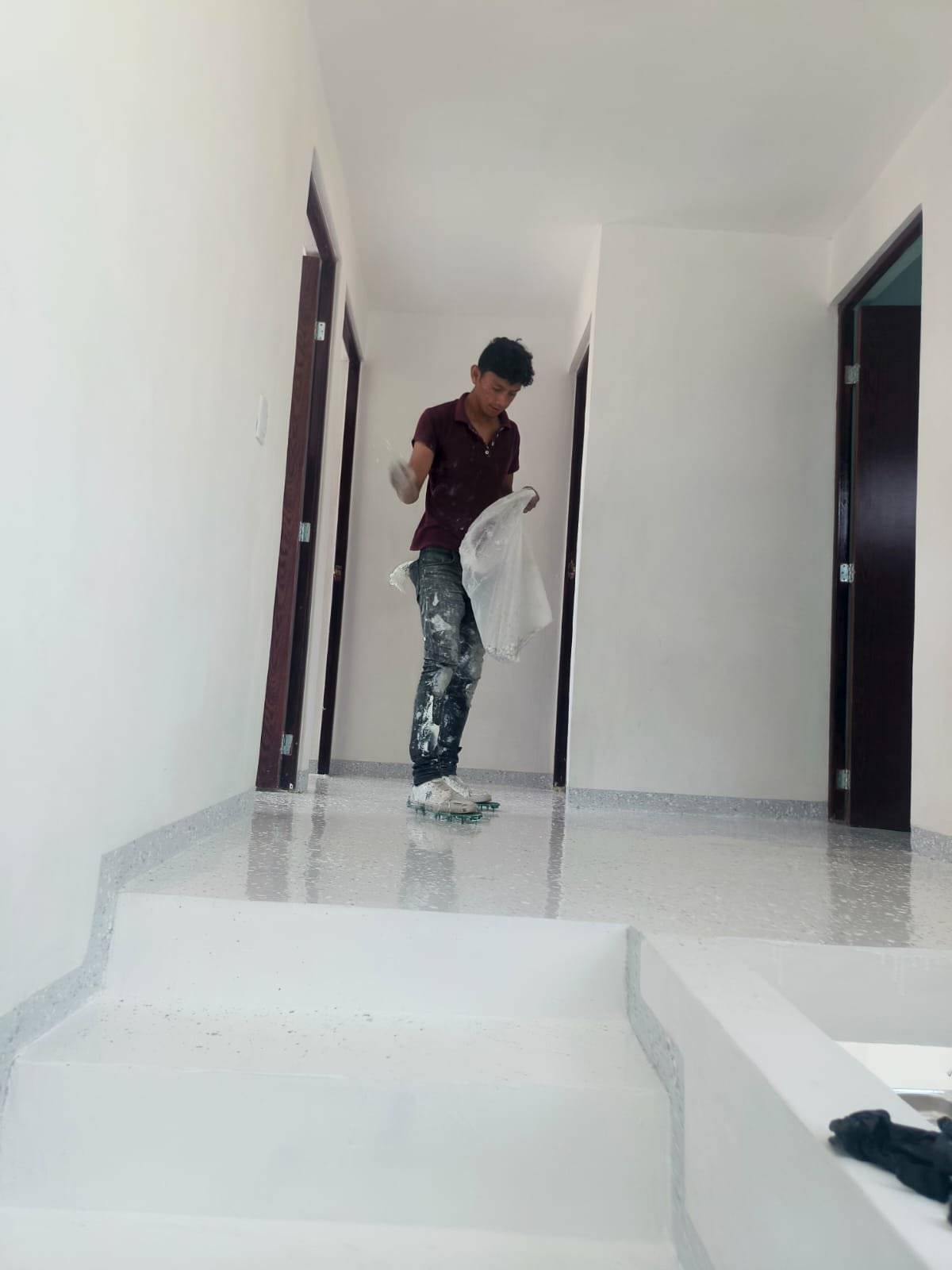 Primera capa de piso autonivelante para porcelanato líquido en oficina