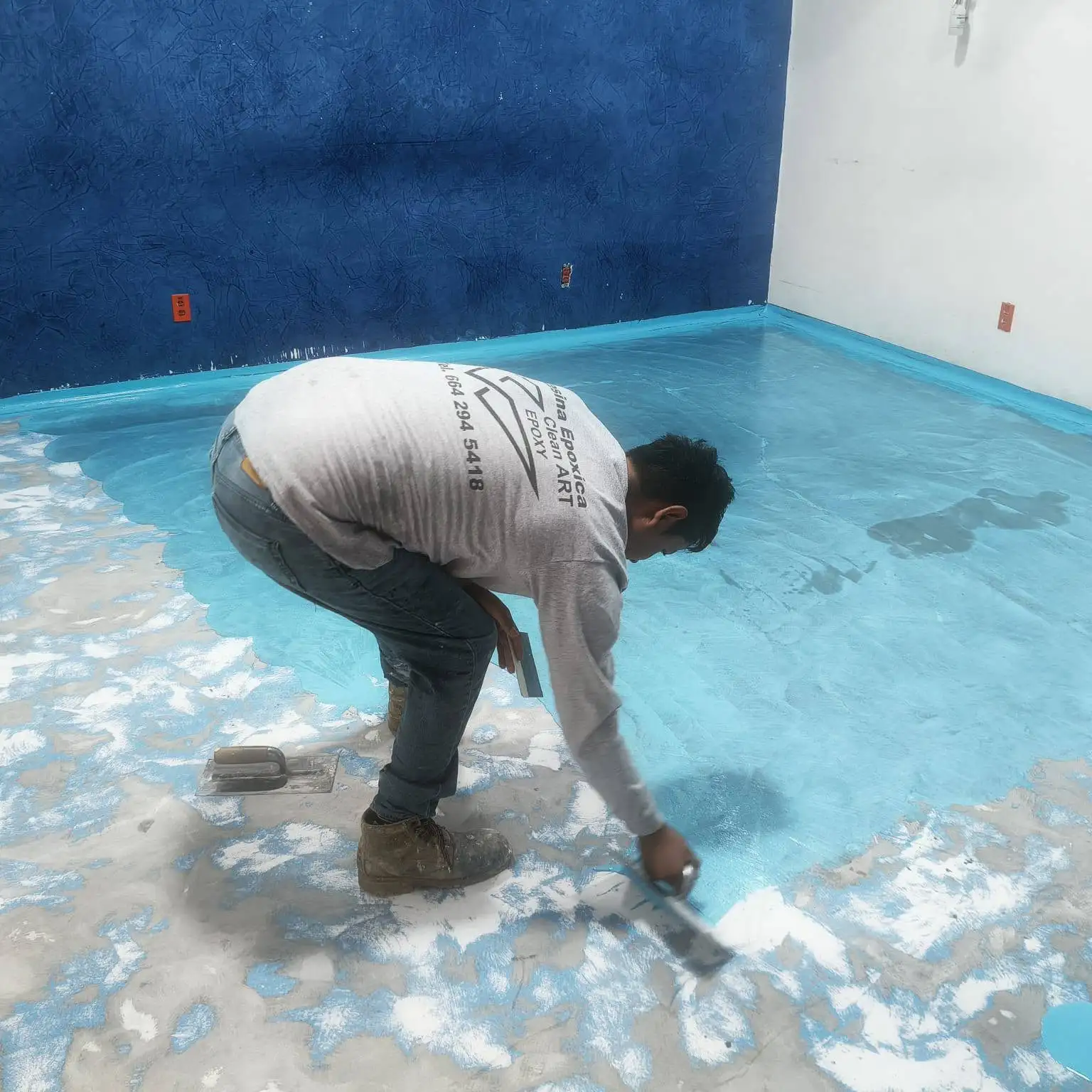 Primera capa de piso autonivelante para porcelanato líquido en oficina