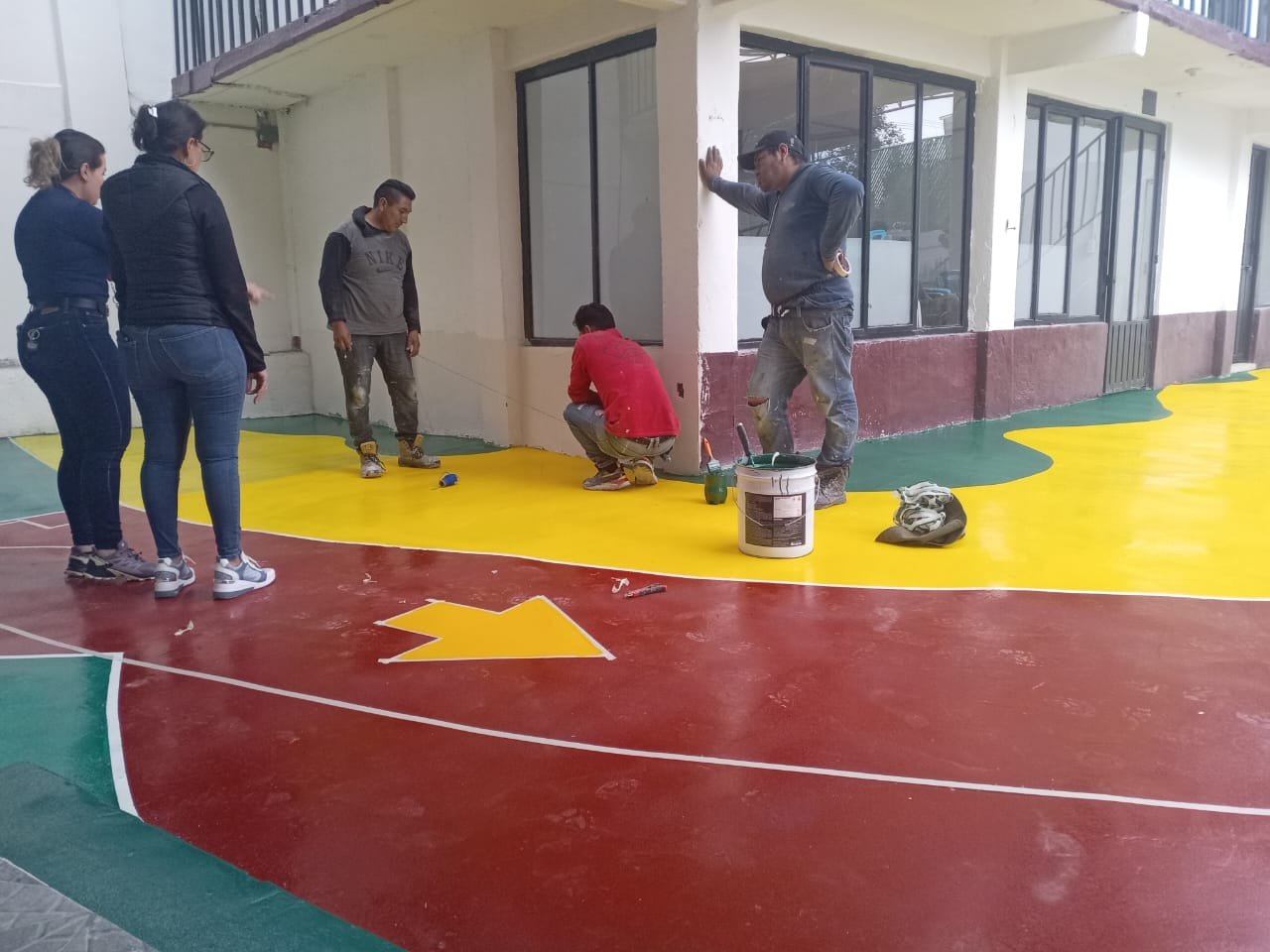 Primera capa de piso autonivelante para porcelanato líquido en oficina