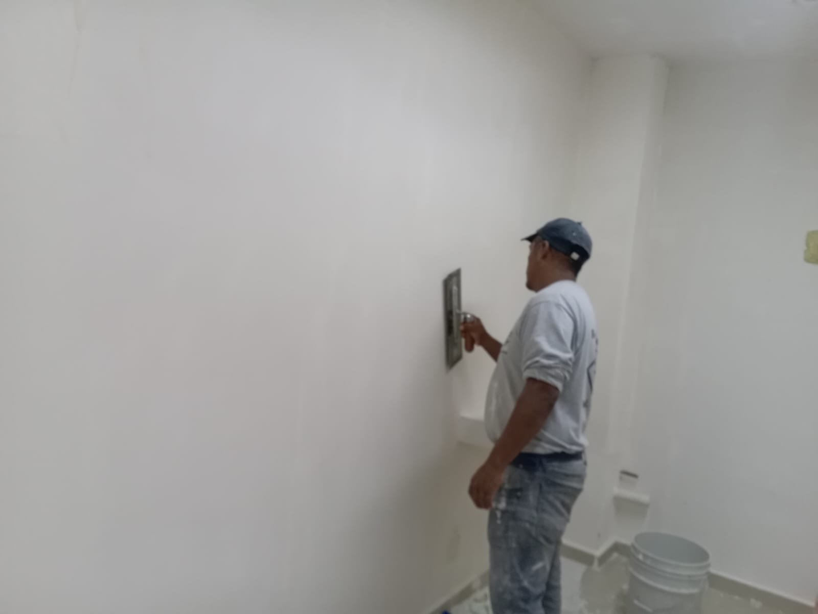 Primera capa de piso autonivelante para porcelanato líquido en oficina