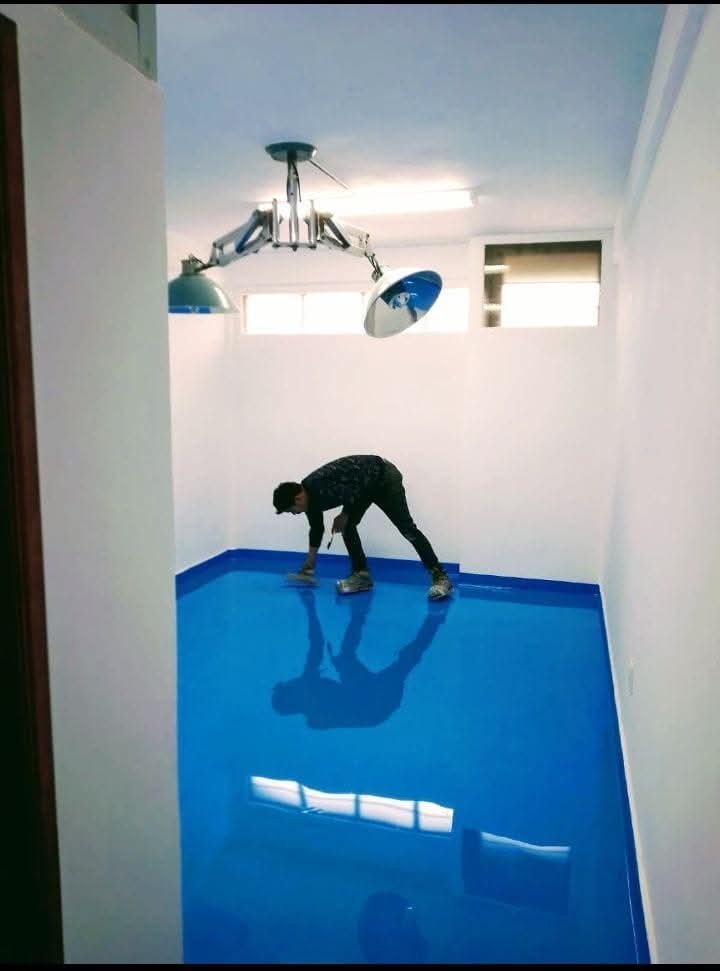 Primera capa de piso autonivelante para porcelanato líquido en oficina