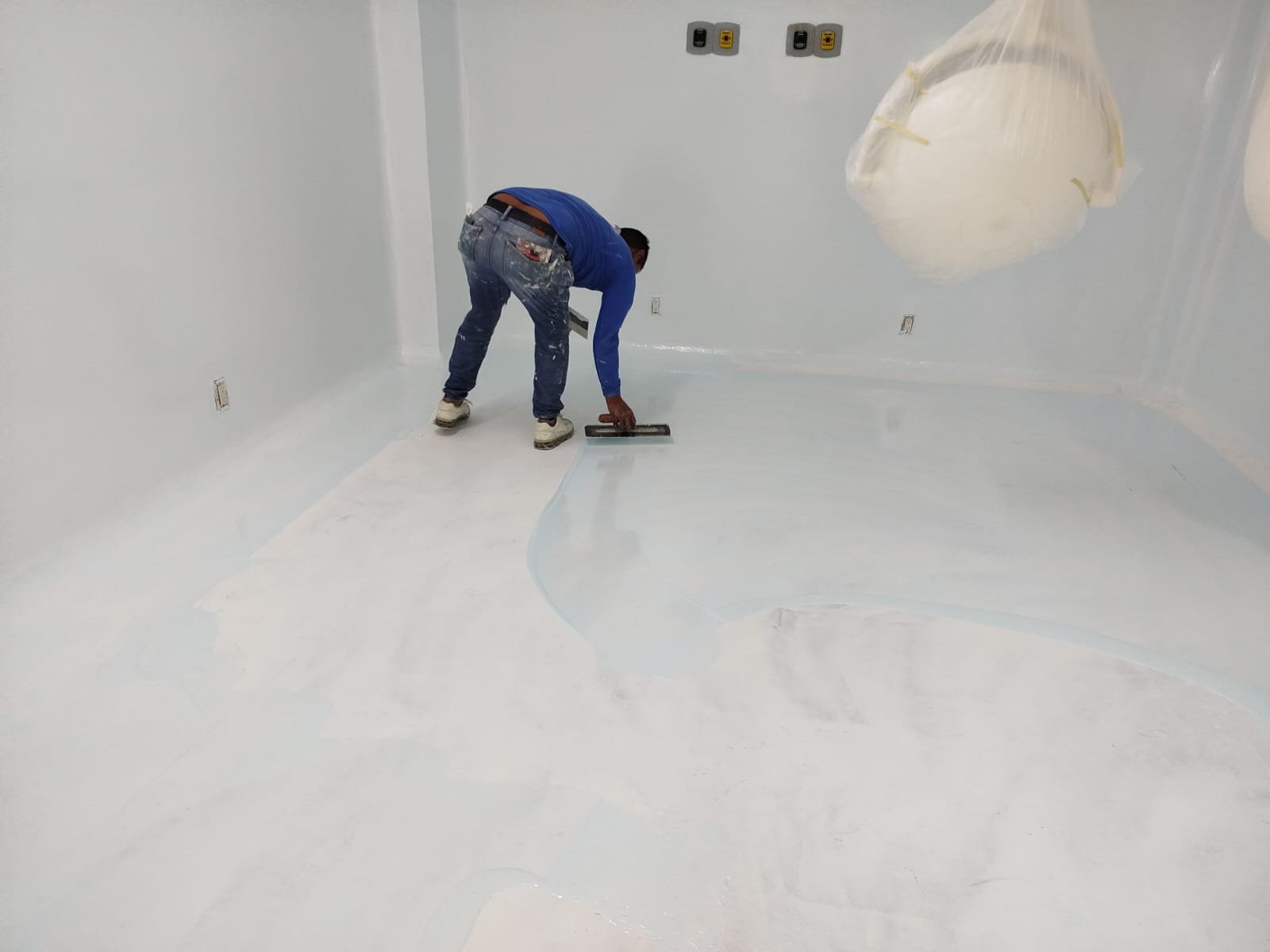 Primera capa de piso autonivelante para porcelanato líquido en oficina