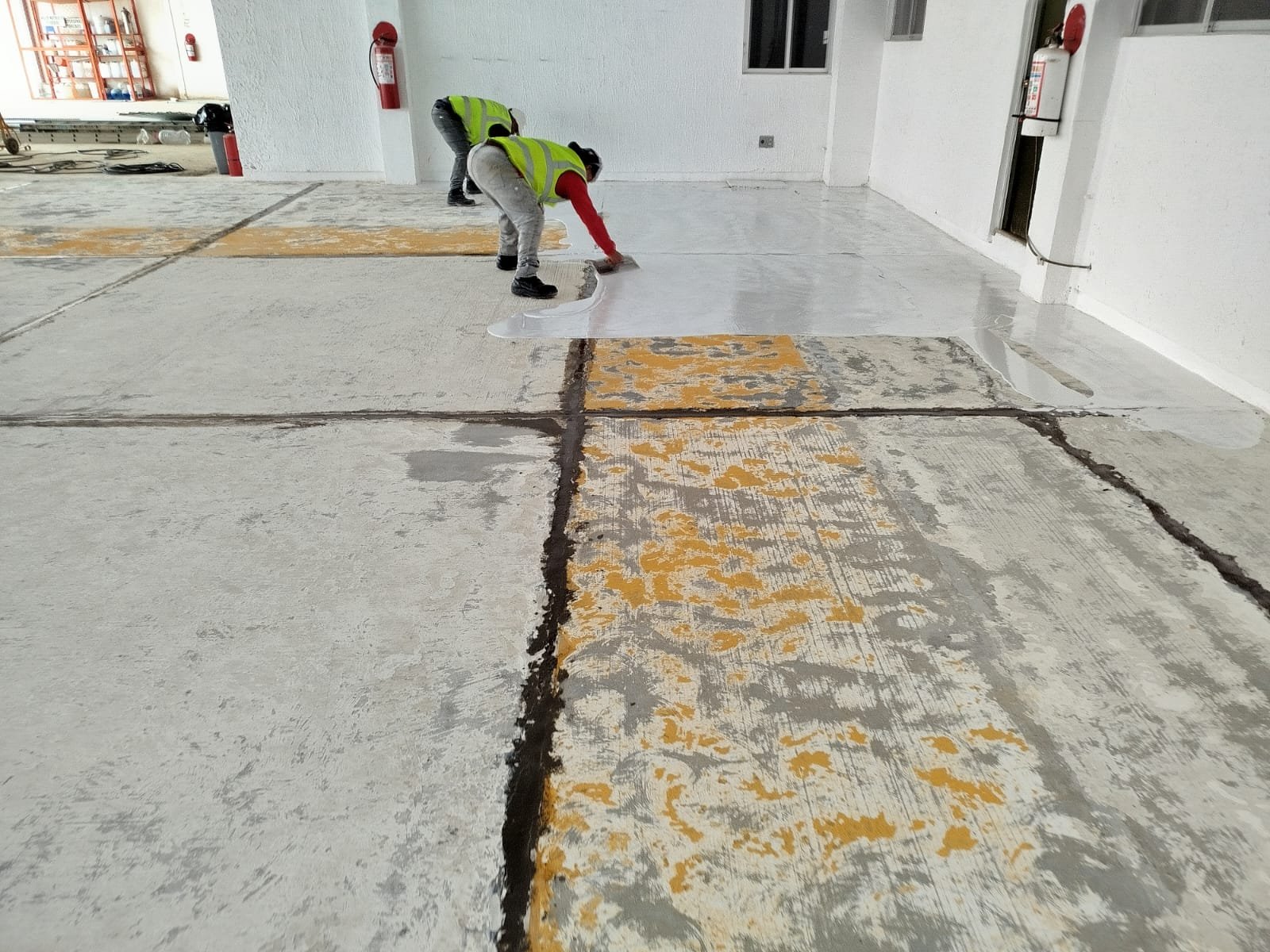 Primera capa de piso autonivelante para porcelanato líquido en oficina